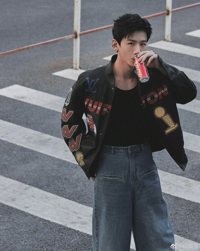 哟这不是王子吗救命白敬亭的腰也太细了吧