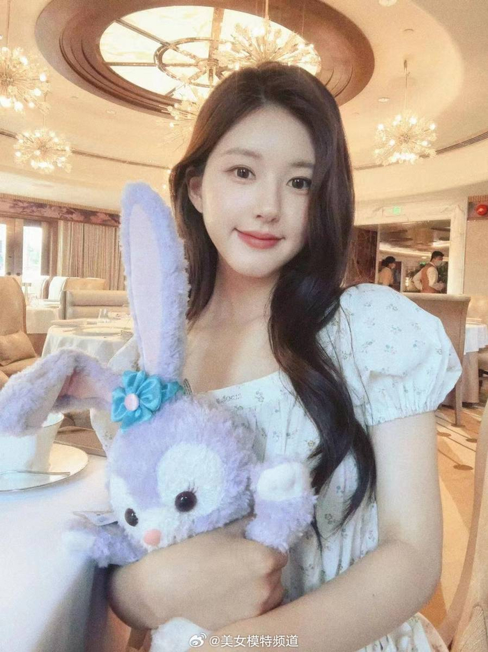 赵露思穿碎花裙畅游迪士尼 抱玩偶甜美自拍似公主