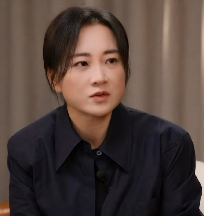 女星贾玲减肥后首现身接受央视直播采访气质大变颜值明显提升