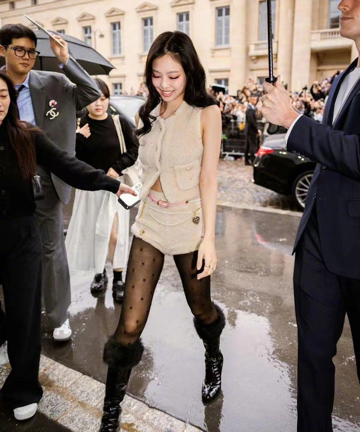 jennie巴黎时装周造型是未公开款
