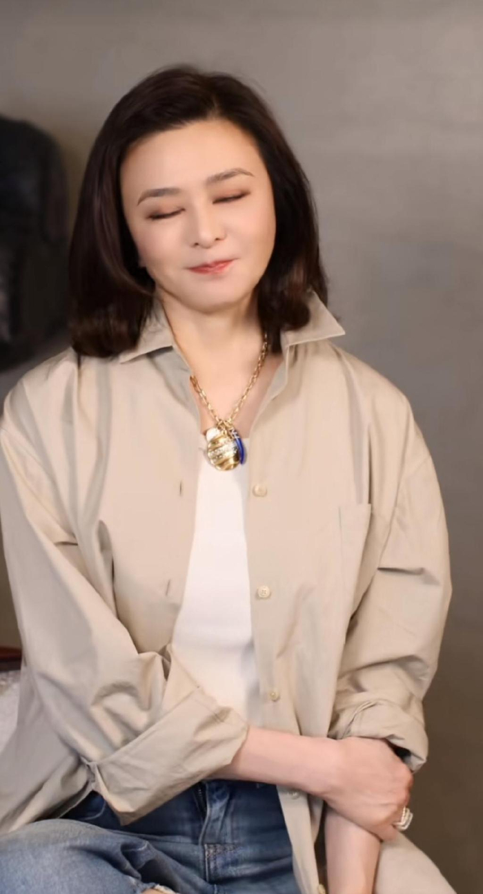 关之琳露面分享近况,忘拉裤子拉链被提醒,离婚后感情生活引热议__财经