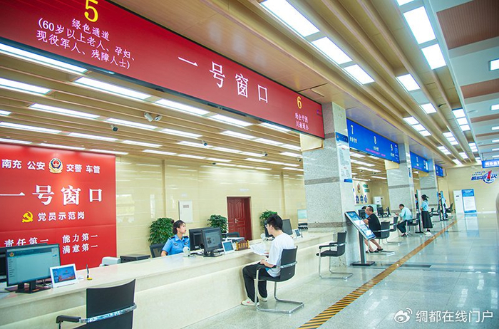 我们在现场看到,车管所办证大厅内不少接到提醒短信,提醒电话的车主