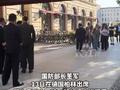 网友在德国拍到中国国防部长董军，步伐坚定有力，尽显大国风范