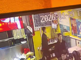 饭店监控高糊视频曝光，白敬亭现身瞬间被认出