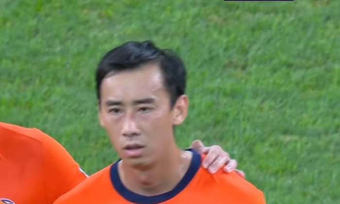 海牛连遭打击！罗森文踩人染红，暴怒大骂主裁，韦世豪疼到打滚