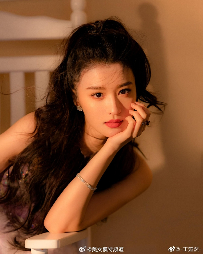 王楚然一抹烈焰红唇眼神勾人长卷发披肩尽显成熟韵味