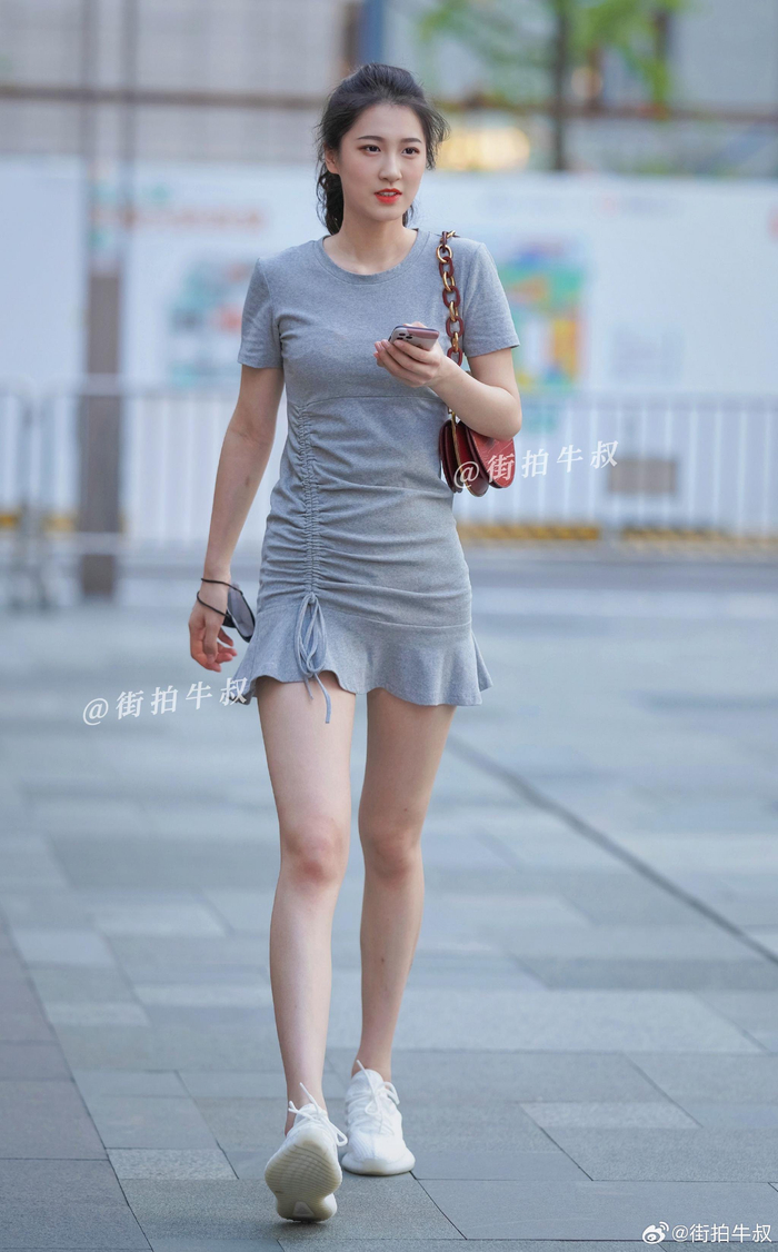 气质美女穿着荷叶边的短裙出街