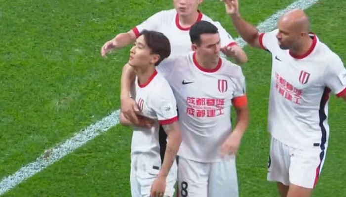 韦世豪铲射破门！被辱骂后首次亮相，拍打队徽致意，本季进球上双