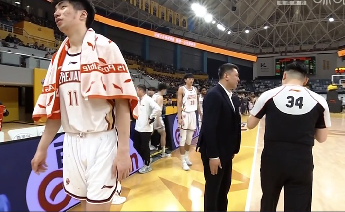 浙江广厦逆袭余嘉豪5犯成关键胡金秋单节8分孙铭徽意外吃t