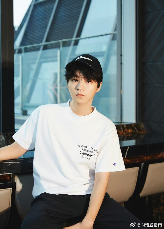 王俊凯今日直播造型9615~黑白休闲穿搭随性又帅气~一会直播见