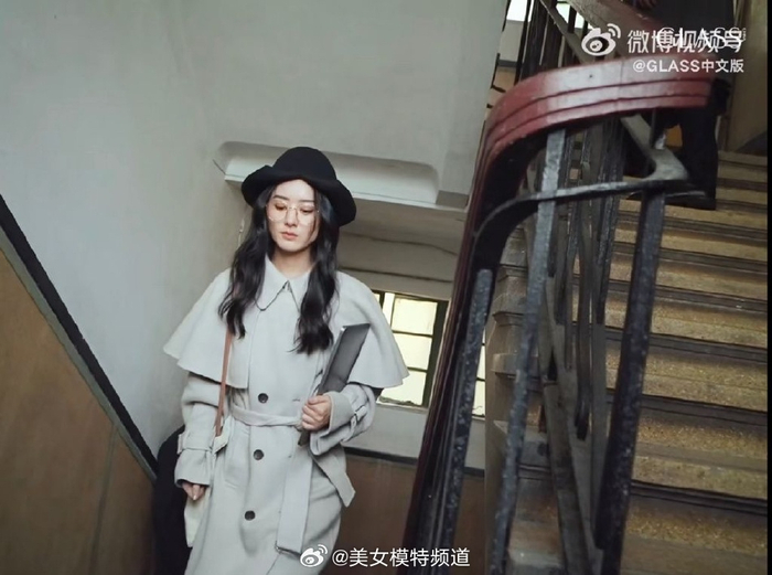 赵丽颖金丝眼镜配风衣礼帽知性冷艳