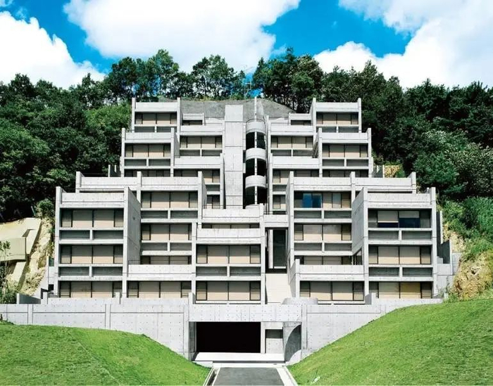 六甲の集合住宅,三期分别在 1983,1993,1999 年建成背倚六甲山,前方