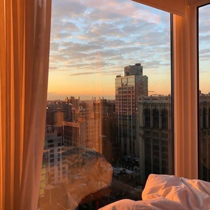 洒在房间里的温柔夕阳