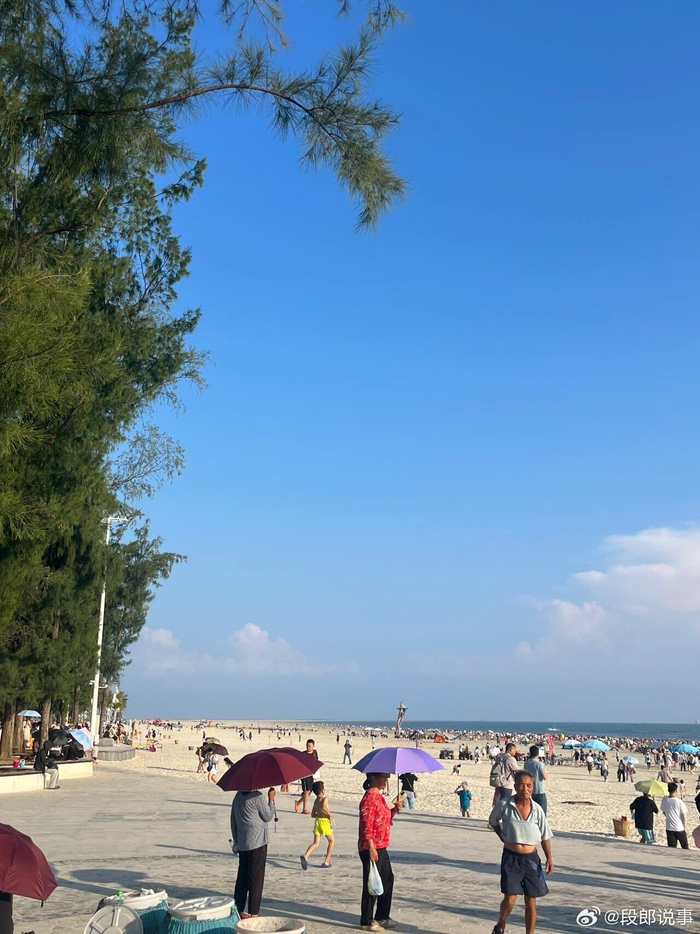 北海银滩号称天下第一美滩,是北海市的著名的旅游景点,位于广西壮族