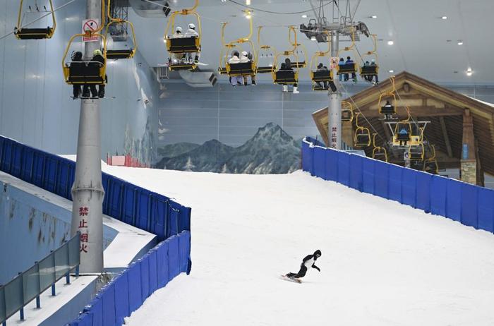 2024年1月26日,游客在广州热雪奇迹室内滑雪场游玩