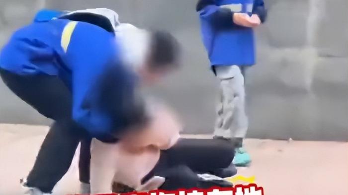 看了那位被当街拖拽的母亲，我才明白手机不止会吃掉孩子的大脑