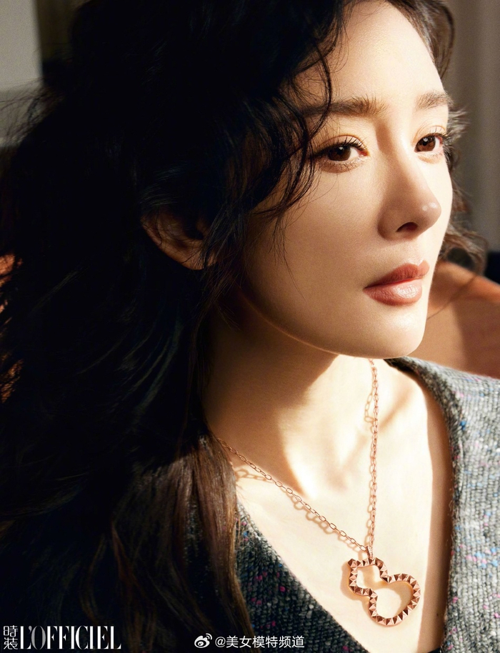 杨幂封面大片高级有质感 多风格造型尽显时尚灵动