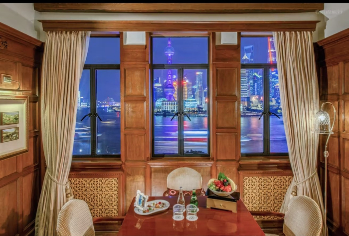 查了下《繁花》里宝总扎台型的和平饭店"英国套房"价格