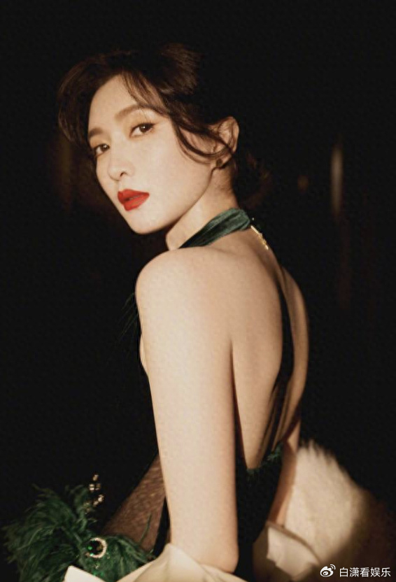 江疏影一袭墨绿色露背礼服写真尽显优雅气质