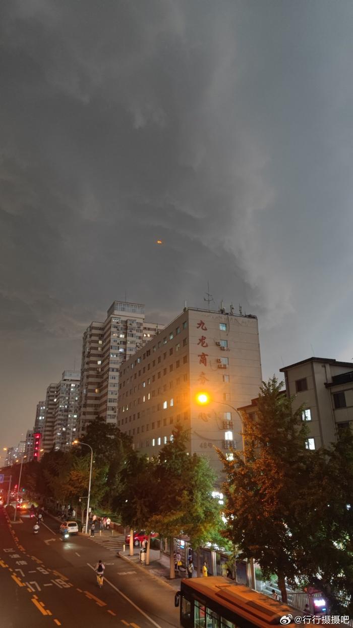 夏天的北京天气就像小孩的脸一样,说变就变,一会乌云密布,电闪雷鸣