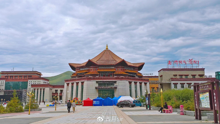 走进雪山脚下的县城