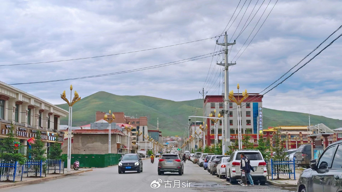 走进雪山脚下的县城