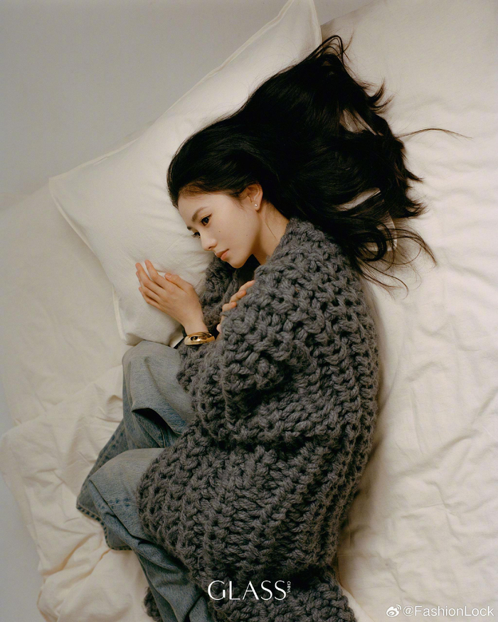 刘浩存丨glass三月刊封面洒脱活泼的清纯女神