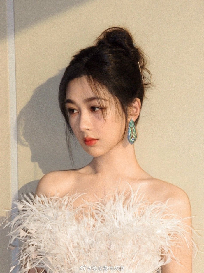 杨紫穿流光羽毛裙温婉动人后台双手比耶可爱俏皮