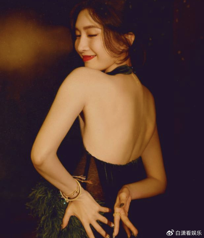 江疏影一袭墨绿色露背礼服写真尽显优雅气质|墨绿色|江疏影|露背_新浪