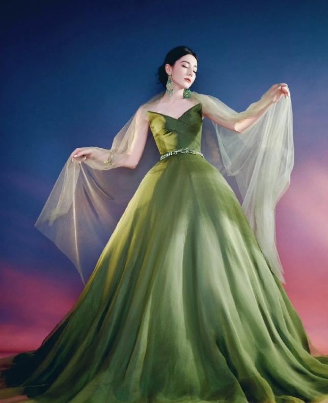 迪丽热巴身着一条绿色连衣裙,仿佛从古典油画中走出的仙女