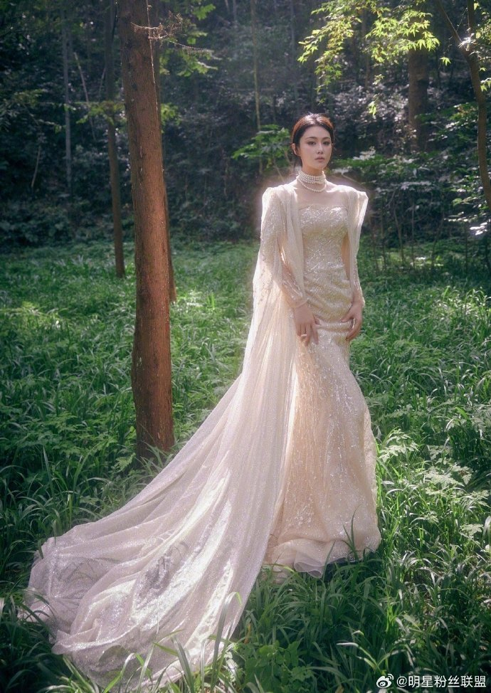 张馨予晒出一组绿野仙踪大片一袭白纱仿佛森林精灵