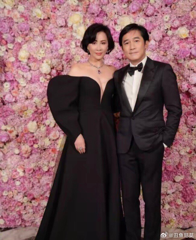 梁朝伟和杨千嬅王菲等女星合影的招牌模式歪头杀碰头杀