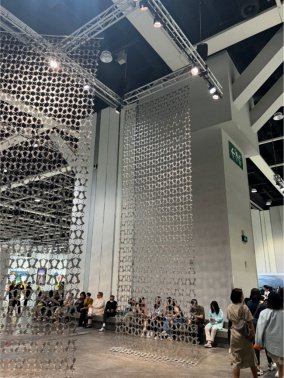 阿迪拉·苏莱曼的装置作品《当你受够了天堂》中三个悬挂的金属屏风由