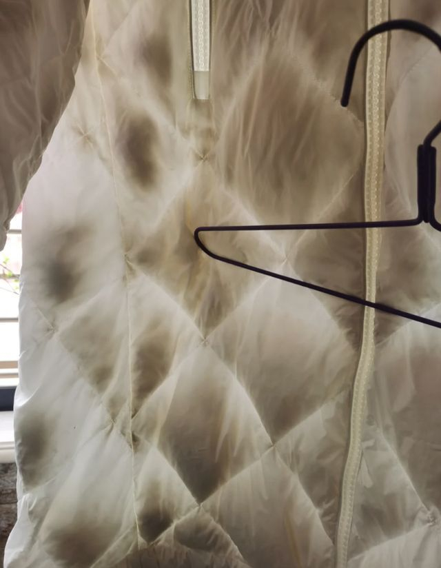 羽绒服经过机洗后,里面的绒毛会结成一团.