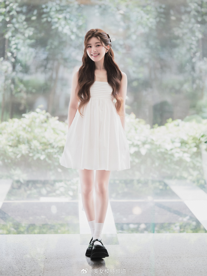 赵露思一袭抹胸白裙简洁清新轻盈