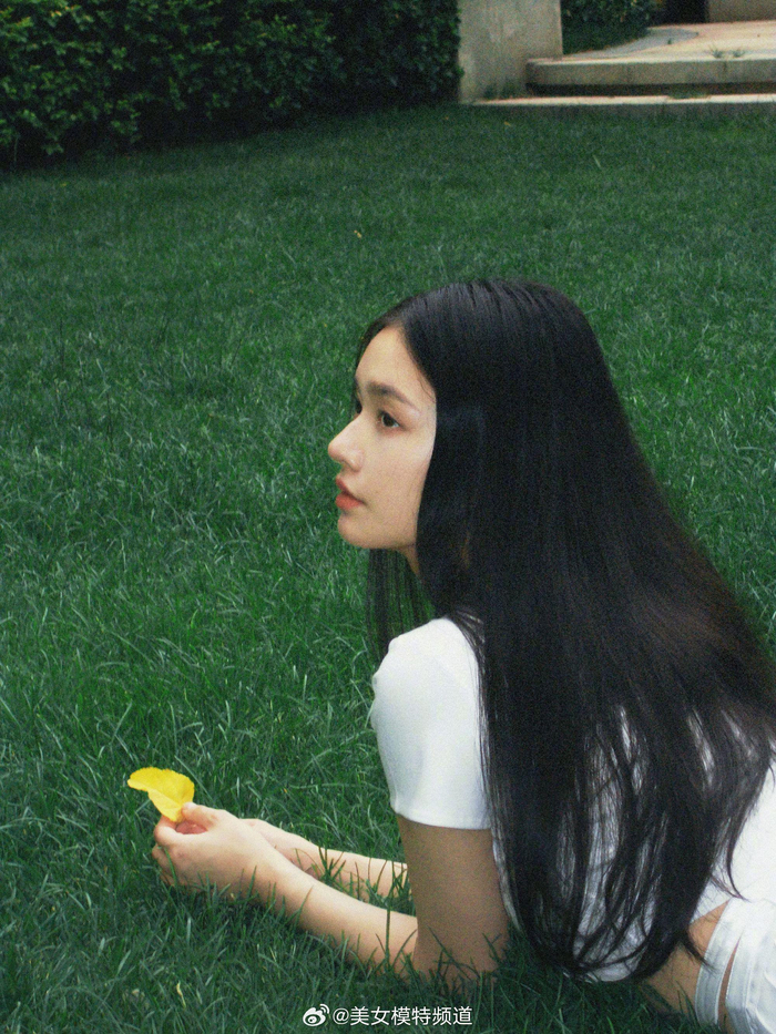 林允小白裙绿植草地大片
