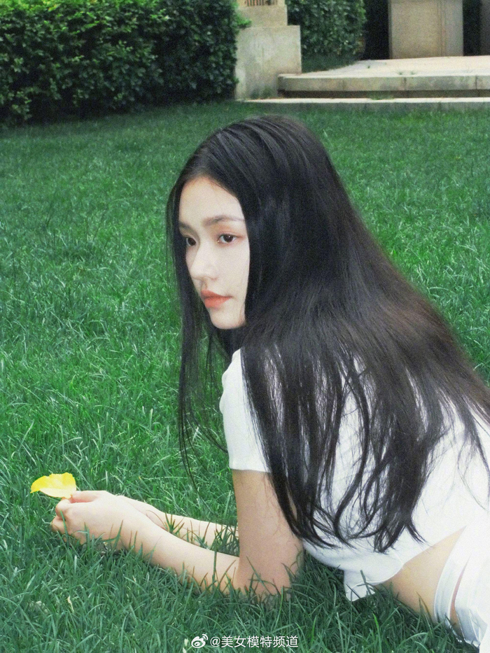 林允小白裙绿植草地大片