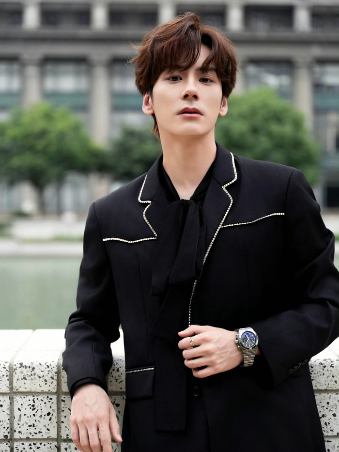 魏哲鸣身穿amiri经典镶边西装,内搭精致的绸面衬衫,出席今日活动