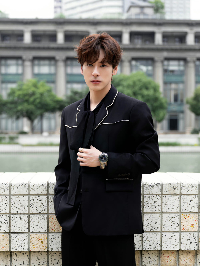 魏哲鸣身穿amiri经典镶边西装,内搭精致的绸面衬衫,出席今日活动