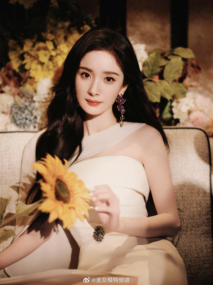 杨幂花香甜美写真