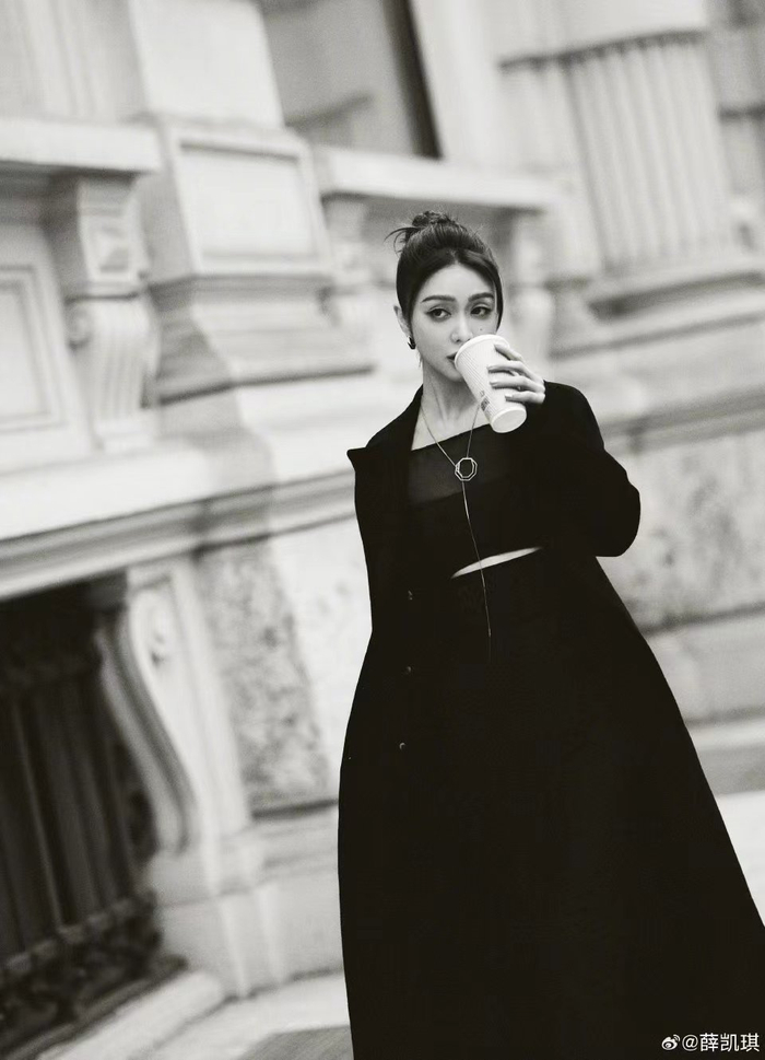 薛凯琪的黑色look在冬天的米兰街头显得格外抢眼