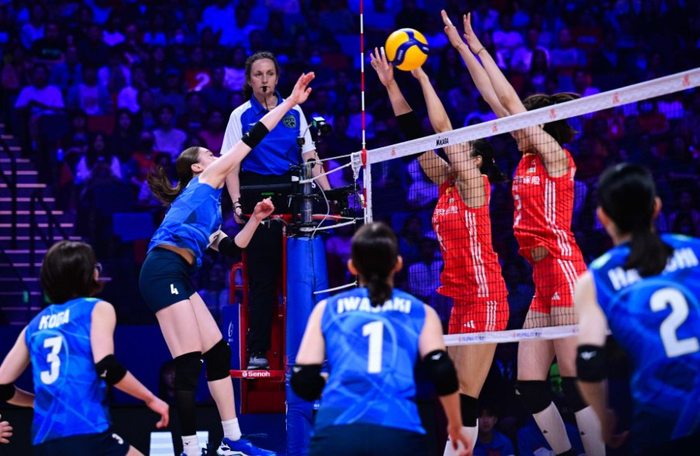 中国女排输给日本队后,谁注意到朱婷:一脸郁闷,低头叹气离场