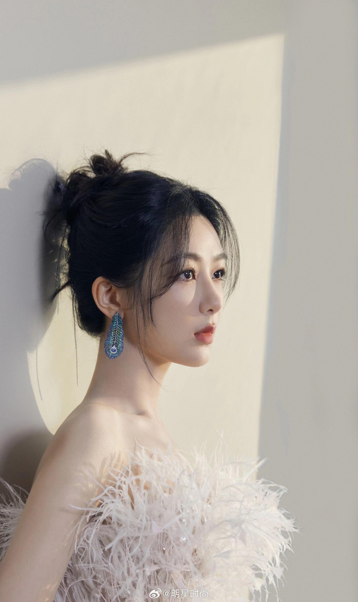 杨紫今日份的造型好瘦好薄好美好漂亮的肩颈线条