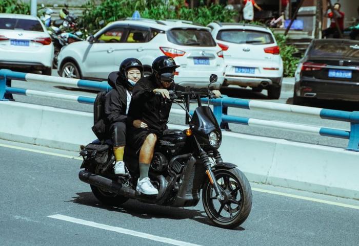 觉得骑摩托的男人整天跟兄弟在一起骑车,不回家