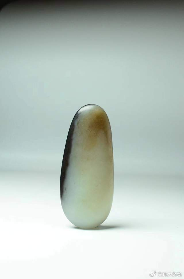 产自俄罗斯的黑皮籽料和田玉,雕刻御龙观音价格还挺高