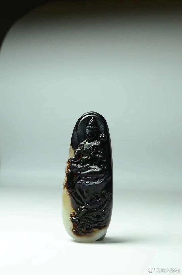 产自俄罗斯的黑皮籽料和田玉,雕刻御龙观音价格还挺高