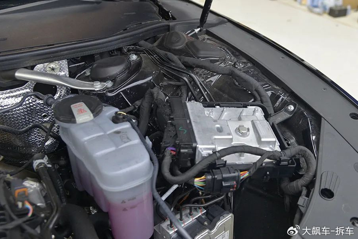 奥迪a7l拆车前后都是铝合金防撞梁和a6差不多