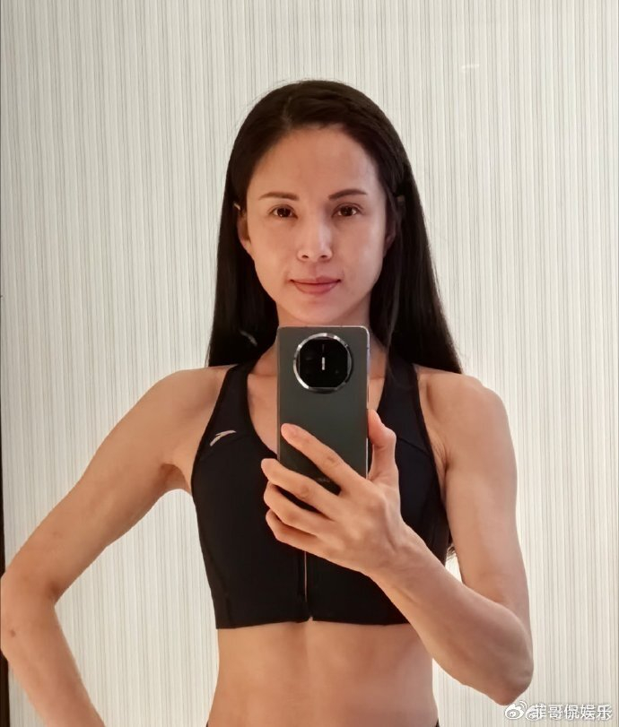 曾经的小龙女李若彤素颜机场现身,57岁颜值依旧少女!