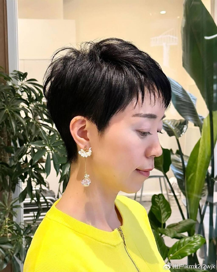 我推荐露耳短发,利落还时尚