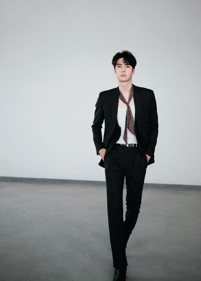 王一博的微博电影之夜造型,身穿celine西装的贵公子……__财经头条